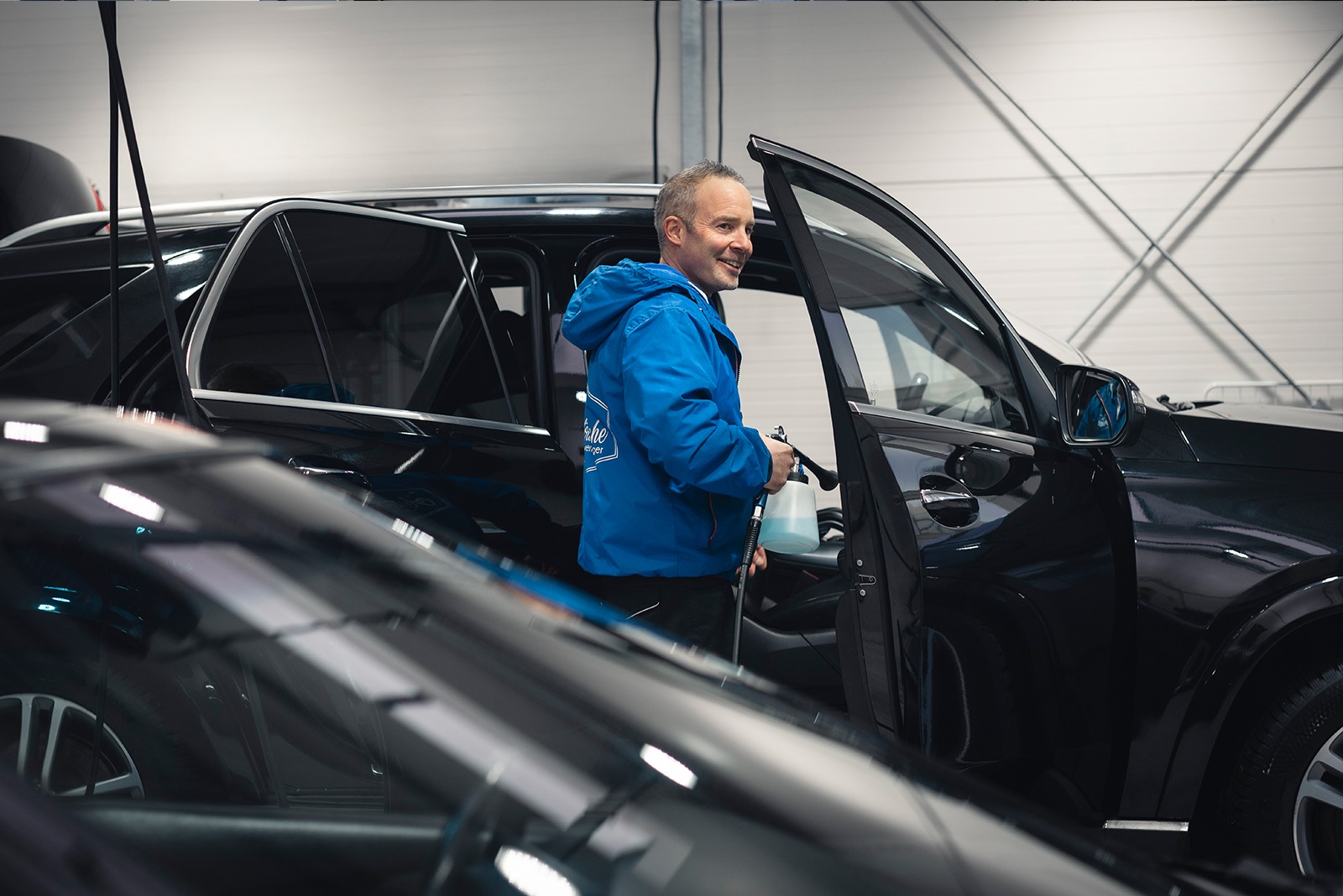 Autowäsche Waschanlage Gschwenttberger Oberhausen NRW Autoaufbereitung eines Fahrzeugs.