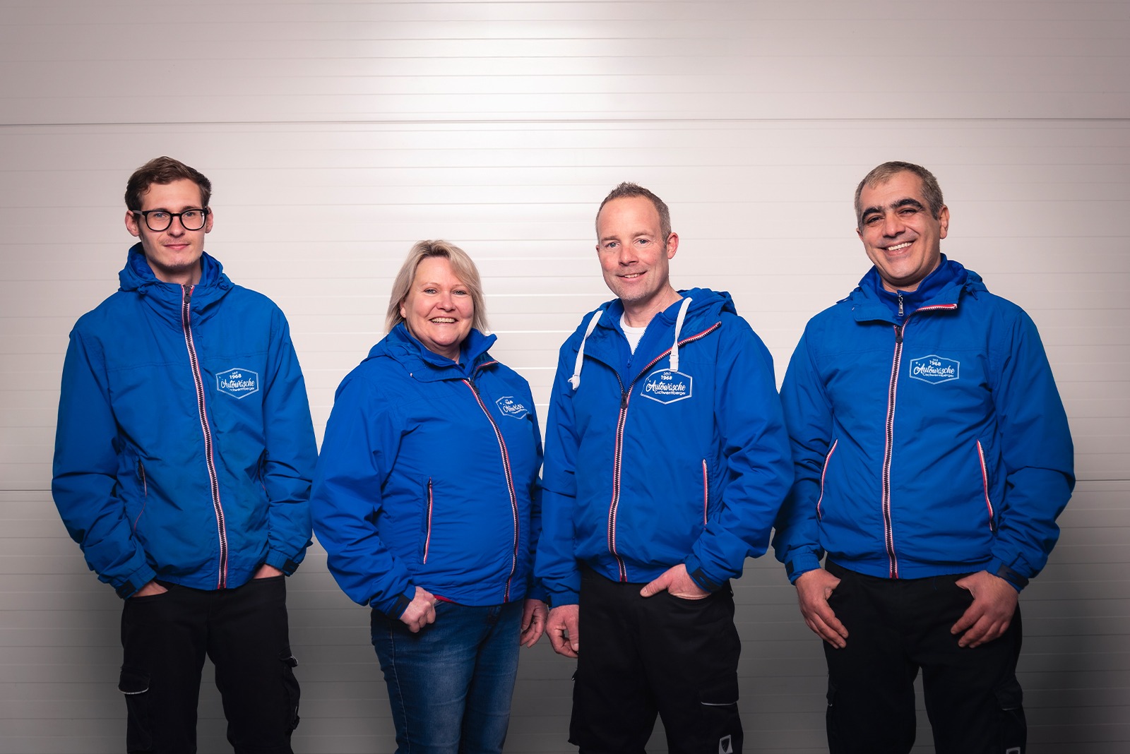 Autowäsche Waschanlage Gschwenttberger Oberhausen NRW – Autowaschanlage Teamfoto in der Werkshalle.